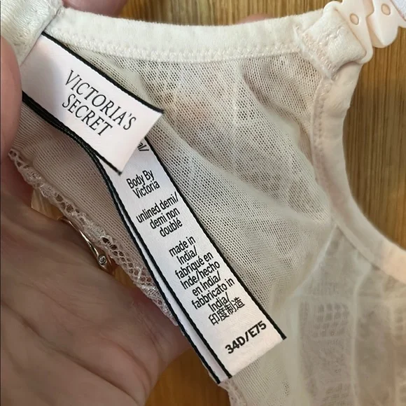 Victoria's Secret Cream Lace Bra Underwire Design - Picture 3 of 5